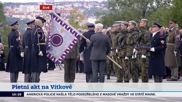 Prezident Pavel trefil při ceremoniálu vojáka praporem do hlavy. Příště s helmou, reagovala na omluvu armáda
